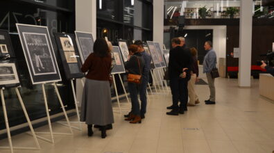 Grupa osób ogląda wystawę.