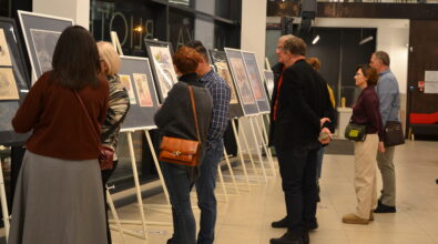 Grupa osób ogląda wystawę.