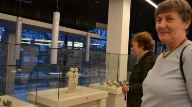 Dwie osoby oglądają rzeźby.