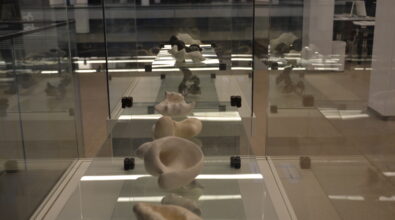 Gablotka z abstrakcyjnymi rzeźbami.