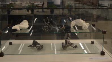 Gablotka z abstrakcyjnymi rzeźbami.