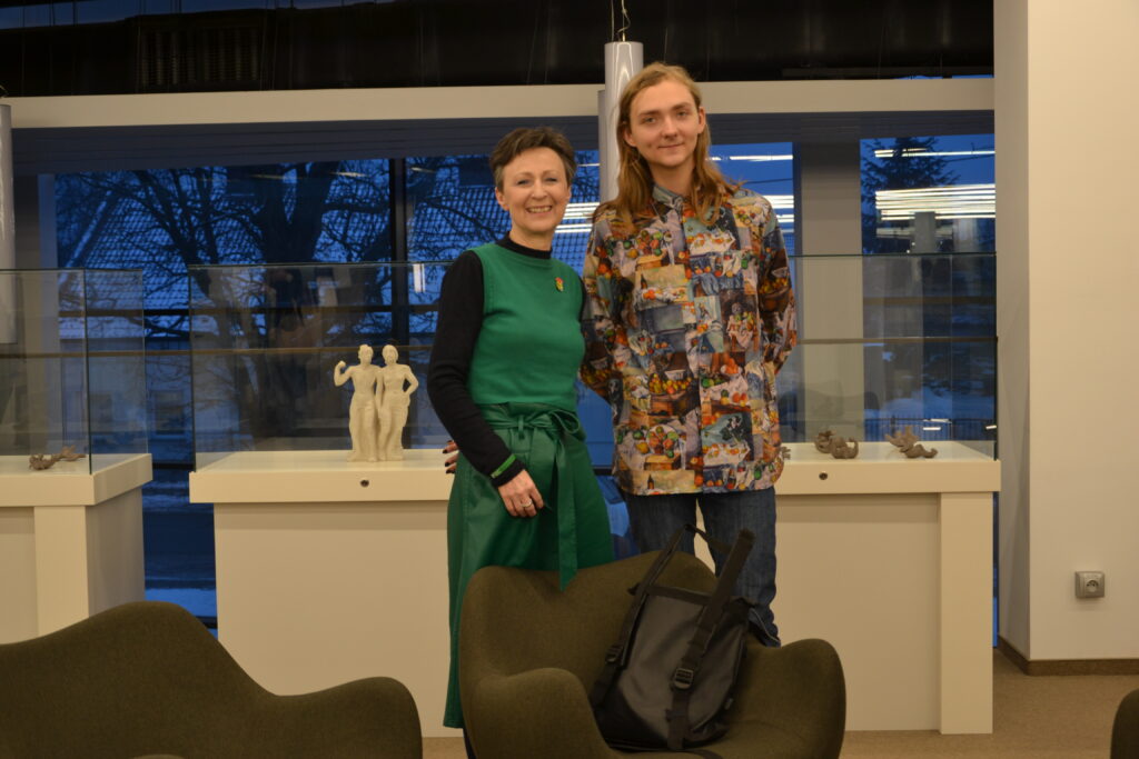 Dyrektor MBP pozuje do zdjęcia z autorem rzeźb.