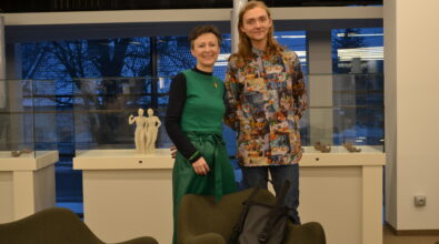 Dyrektor MBP pozuje do zdjęcia z autorem rzeźb.