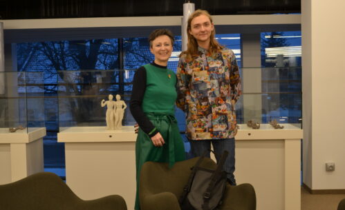 Dyrektor MBP pozuje do zdjęcia z autorem rzeźb.