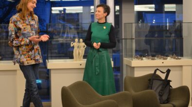 Dyrektor MBP rozmawia z autorem rzeźb.