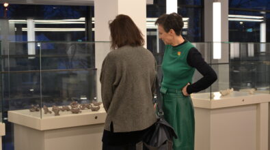 Uczestnicy wydarzenia oglądają rzeźby.