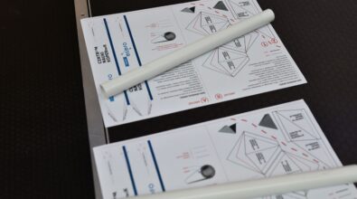 Zdjęcie przedstawia dwie kartki, na których leżą cienkie białe rurki. Na kartkach narysowany jest wzór rakiety kosmicznej do wycięcia i złożenia. Zdjęcie: MBP.