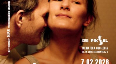 Plakat filmu „Być kochaną” przedstawiający zbliżenie dwojga dorosłych, gdzie mężczyzna pochyla się w stronę kobiety, a ona patrzy przed siebie z zamyślonym wyrazem twarzy. Na grafice widoczne są informacje o projekcji w Kinie Piksel w Mediatece 800-lecia, data 7 lutego 2026 roku, godzina 17:00 oraz oznaczenie wiekowe 15+.