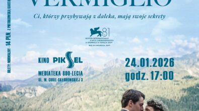 Plakat filmu „Droga do Vermiglio” prezentujący scenę taneczną na tle górskiego krajobrazu, z centralnie umieszczoną parą obejmującą się wśród mieszkańców wsi. Na plakacie widnieje informacja o pokazie w ramach Kina PIKSEL, który odbędzie się 24 stycznia 2026 roku o godzinie 17:00 w Mediatece 800-lecia przy ul. Marii Curie-Skłodowskiej 3 w Piotrkowie Trybunalskim. Film posiada oznaczenie wiekowe 15+ oraz hasło „Ci, którzy przybywają z daleka, mają swoje sekrety”. Widoczne są także nazwiska twórców i logotypy organizatorów.