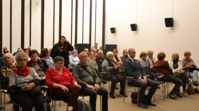 Na zdjęciu widoczna jest publiczność zgromadzona w sali Mediateki 800-lecia, siedząca na krzesłach i uważnie uczestnicząca w projekcji filmowej. Kadr przedstawia widzów w różnym wieku, skupionych na wydarzeniu, które przybliża historię Rainholda Chrystmana, dyrektora piotrkowskich hut, oraz jego postawę odwagi i człowieczeństwa w czasie II wojny światowej.