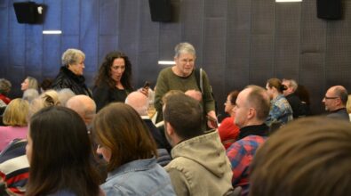 Na zdjęciu widoczna jest publiczność zgromadzona w sali Mediateki 800-lecia, siedząca na krzesłach i uważnie uczestnicząca w projekcji filmowej. Kadr przedstawia widzów w różnym wieku, skupionych na wydarzeniu, które przybliża historię Rainholda Chrystmana, dyrektora piotrkowskich hut, oraz jego postawę odwagi i człowieczeństwa w czasie II wojny światowej.