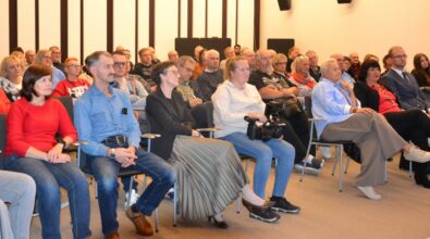 Na zdjęciu widoczna jest licznie zgromadzona publiczność siedząca na sali podczas recitalu Lecha Dyblika w Mediatece 800-lecia, w pierwszym rzędzie obecna jest dyrektor Miejskiej Biblioteki Publicznej. Uczestnicy w różnym wieku uważnie słuchają artysty prezentującego autorski program muzyczny łączący piosenki z opowieściami o życiu i pracy artystycznej.