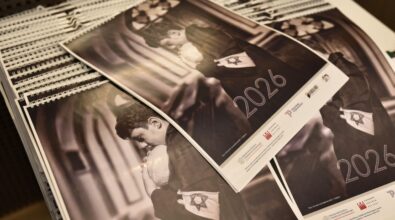 Na zdjęciu widoczne są ułożone na sobie kalendarze na 2026 rok z czarno-białą fotografią nawiązującą do tematyki filmowej. Kalendarze stanowią pamiątkę z gali finałowej projektu „Kamera! Akcja! Piotrków!”, podczas której ogłoszono wyniki konkursu fotograficznego „Piotrków filmowy”. Grafika podkreśla artystyczny charakter wydarzenia oraz jego związek z lokalnym dziedzictwem filmowym.