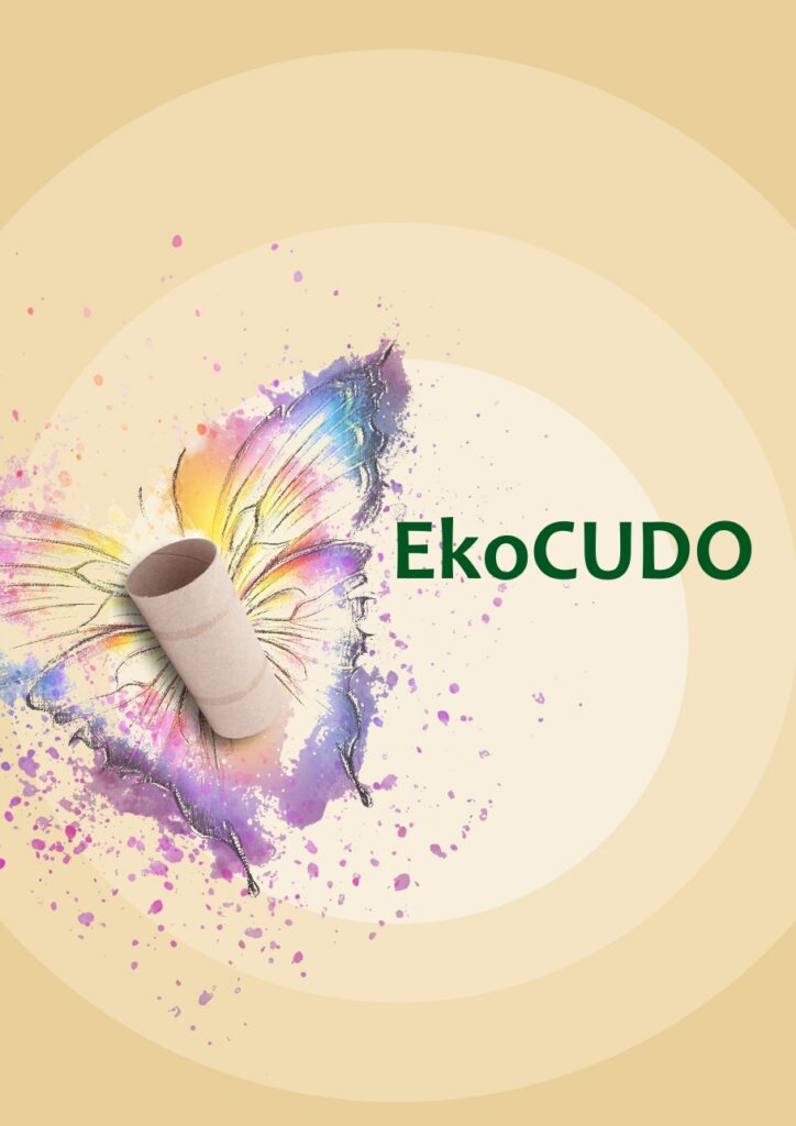 Plakat konkursu plastycznego „EkoCUDO” dla dzieci w wieku przedszkolnym oraz uczniów szkół podstawowych, utrzymany w jasnej, ekologicznej kolorystyce. Na środku widoczna jest rolka po papierze toaletowym ułożona na tle kolorowej ilustracji przypominającej skrzydła motyla, symbolizującej kreatywne wykorzystanie materiałów z recyklingu. Na plakacie znajdują się informacje o miejscu składania prac w Mediatece 800-lecia przy ul. Marii Curie-Skłodowskiej 3 w Piotrkowie Trybunalskim oraz terminie do 20 marca 2026 roku, a także logotypy partnerów i instytucji wspierających wydarzenie.