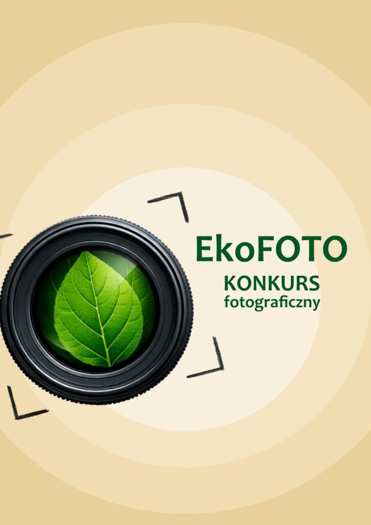 Plakat konkursu fotograficznego „EkoFOTO” skierowanego do dzieci, młodzieży, dorosłych oraz osób starszych, utrzymany w jasnej, ekologicznej kolorystyce. Po lewej stronie widoczny jest obiektyw aparatu fotograficznego, w którego centrum znajduje się zielony liść symbolizujący naturę i ekologię. Na plakacie zamieszczono informacje o miejscu składania prac w Mediatece 800-lecia przy ul. Marii Curie-Skłodowskiej 3 w Piotrkowie Trybunalskim oraz terminie do 20 marca 2026 roku, a także logotypy instytucji partnerskich i organizatorów.
