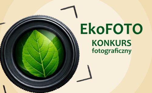 Plakat konkursu fotograficznego „EkoFOTO” skierowanego do dzieci, młodzieży, dorosłych oraz osób starszych, utrzymany w jasnej, ekologicznej kolorystyce. Po lewej stronie widoczny jest obiektyw aparatu fotograficznego, w którego centrum znajduje się zielony liść symbolizujący naturę i ekologię. Na plakacie zamieszczono informacje o miejscu składania prac w Mediatece 800-lecia przy ul. Marii Curie-Skłodowskiej 3 w Piotrkowie Trybunalskim oraz terminie do 20 marca 2026 roku, a także logotypy instytucji partnerskich i organizatorów.