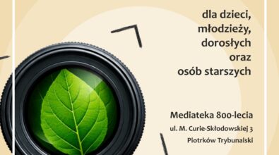 Plakat konkursu fotograficznego „EkoFOTO” skierowanego do dzieci, młodzieży, dorosłych oraz osób starszych, utrzymany w jasnej, ekologicznej kolorystyce. Po lewej stronie widoczny jest obiektyw aparatu fotograficznego, w którego centrum znajduje się zielony liść symbolizujący naturę i ekologię. Na plakacie zamieszczono informacje o miejscu składania prac w Mediatece 800-lecia przy ul. Marii Curie-Skłodowskiej 3 w Piotrkowie Trybunalskim oraz terminie do 20 marca 2026 roku, a także logotypy instytucji partnerskich i organizatorów.