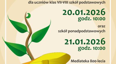 Plakat konkursu drużynowego „EkoInżynier” skierowanego do uczniów klas VII–VIII szkół podstawowych oraz szkół ponadpodstawowych. Na jasnym tle widoczna jest ilustracja żółtego kasku ochronnego, z którego wyrasta zielona roślina, symbolizująca ekologię i inżynierię. Konkurs dla uczniów szkół podstawowych odbędzie się 20 stycznia 2026 roku o godzinie 10:00, a dla szkół ponadpodstawowych 21 stycznia 2026 roku o godzinie 10:00. Miejscem wydarzenia jest Mediateka 800-lecia przy ul. Marii Curie-Skłodowskiej 3 w Piotrkowie Trybunalskim. Plakat zawiera informację o zgłoszeniach do 17 stycznia 2026 roku oraz logotypy organizatorów i partnerów.
