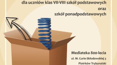 Plakat informacyjny zapowiadający drużynowy konkurs „EkoPROTOTYP” skierowany do uczniów klas VII–VIII szkół podstawowych oraz szkół ponadpodstawowych. Na grafice widoczna jest ilustracja kartonowego pudełka z elementami technicznymi, informacja o miejscu w Mediatece 800-lecia przy ul. Marii Curie-Skłodowskiej 3 w Piotrkowie Trybunalskim oraz terminie składania prac do 20 marca 2026 roku.