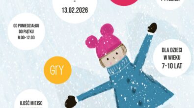 Na plakacie promującym „Ferie z Mediateką” widoczna jest zimowa, jasnoniebieska grafika z rysunkową postacią dziecka w niebieskim płaszczu i różowej czapce, wykonującego ruch przypominający robienie aniołka na śniegu. Na plakacie umieszczono informacje o zajęciach organizowanych w Mediatece 800-lecia w Piotrkowie Trybunalskim w terminie od 2 do 13 lutego 2026 roku, od poniedziałku do piątku w godzinach 9.00–12.00. Oferta skierowana jest do dzieci w wieku 7–10 lat i obejmuje zabawy ruchowe, zajęcia edukacyjne, gry, książki oraz zabawy plastyczne, przy ograniczonej liczbie miejsc. Podana jest także cena udziału – 200 zł za tydzień – oraz adres Mediateki przy ul. Marii Curie-Skłodowskiej 3, wraz z logotypami miasta, biblioteki i Mediateki.