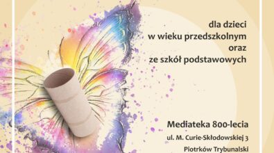Plakat konkursu plastycznego „EkoCUDO” dla dzieci w wieku przedszkolnym oraz uczniów szkół podstawowych, utrzymany w jasnej, ekologicznej kolorystyce. Na środku widoczna jest rolka po papierze toaletowym ułożona na tle kolorowej ilustracji przypominającej skrzydła motyla, symbolizującej kreatywne wykorzystanie materiałów z recyklingu. Na plakacie znajdują się informacje o miejscu składania prac w Mediatece 800-lecia przy ul. Marii Curie-Skłodowskiej 3 w Piotrkowie Trybunalskim oraz terminie do 20 marca 2026 roku, a także logotypy partnerów i instytucji wspierających wydarzenie.