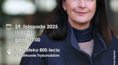 Plakat promujący spotkanie autorskie z Joanną Kuciel-Frydryszak przedstawiający portret autorki oraz informacje o wydarzeniu, które odbędzie się 29 listopada 2025 roku w sobotę o godzinie 17.00 w Mediatece 800-lecia w Piotrkowie Trybunalskim, z informacją o wolnym wstępie, dostępności dla osób z niepełnosprawnościami, możliwości zakupu książek autorki oraz logotypami organizatorów i kodem QR prowadzącym do strony wydarzenia.