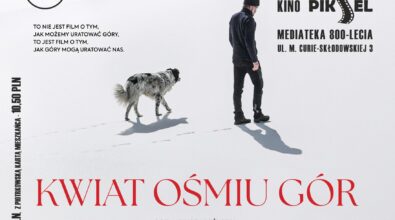 Plakat filmowy promujący seans w Kinie Piksel w Mediatece 800-lecia. Na grafice widoczna jest postać mężczyzny stojącego na śnieżnej przestrzeni oraz wilk, a całość utrzymana jest w chłodnej, zimowej kolorystyce. Plakat zapowiada pokaz filmu „Kwiat ośmiu gór” w reżyserii Paolo Cognettiego, który odbędzie się 8 listopada 2025 roku o godzinie 17.00.