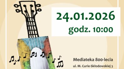 Plakat promujący familijne warsztaty „Muzyka z odpadów”. Na jasnym, beżowym tle widnieje kolorowa ilustracja gitary wykonanej z materiałów z recyklingu oraz motywy nut muzycznych. Na plakacie podano informacje: data 24.01.2026, godzina 10:00, miejsce – Mediateka 800-lecia przy ul. M. Curie-Skłodowskiej 3 w Piotrkowie Trybunalskim. Zamieszczono także informację o zapisach telefonicznych oraz logo EkoTEKA i partnerów wydarzenia.