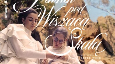 Plakat filmowy zapowiadający seans „Piknik pod Wiszącą Skałą” w Kinie Piksel w Mediatece 800-lecia. Na grafice widoczne są trzy młode dziewczęta w jasnych strojach na tle skalnego krajobrazu. Plakat zawiera datę 22 listopada 2025 roku oraz godzinę 17:00. Całość utrzymana jest w nastrojowej, tajemniczej stylistyce.