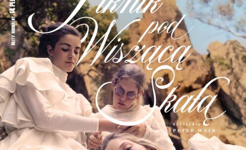 Plakat filmowy zapowiadający seans „Piknik pod Wiszącą Skałą” w Kinie Piksel w Mediatece 800-lecia. Na grafice widoczne są trzy młode dziewczęta w jasnych strojach na tle skalnego krajobrazu. Plakat zawiera datę 22 listopada 2025 roku oraz godzinę 17:00. Całość utrzymana jest w nastrojowej, tajemniczej stylistyce.