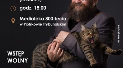 Plakat zapowiadający spotkanie autorskie z Andrzejem Pilipiukiem, przedstawiający pisarza w czapce i płaszczu, trzymającego kota na rękach, z informacją o terminie 20 listopada 2025 roku, godzinie 18:00 oraz miejscu wydarzenia – Mediatece 800-lecia w Piotrkowie Trybunalskim, z adnotacją o wolnym wstępie i dostępności wydarzenia.