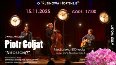 Plakat zapraszający na galę 53. Ogólnopolskiego Konkursu Literackiego o „Rubinową Hortensję”. Grafika przedstawia scenę koncertową z trzema muzykami występującymi na żywo, oświetloną dużymi, studyjnymi lampami na tle ciemnoczerwonej kurtyny. Po lewej stronie widoczny jest wokalista trzymający mikrofon, pośrodku muzyk grający na kontrabasie, a po prawej gitarzysta siedzący z instrumentem. Na plakacie umieszczono informacje o wydarzeniu: data 15 listopada 2025 roku, godzina 17:00, miejsce Mediateka 800-lecia przy ulicy Marii Curie-Skłodowskiej 3 w Piotrkowie Trybunalskim oraz informację o wolnym wstępie. Wskazano gwiazdę wieczoru – Piotra Goljata – oraz tytuł koncertu „Nieobecni?”. W dolnej części plakatu znajduje się dekoracyjna grafika różowych hortensji odbijających się w wodzie oraz logotypy instytucji organizujących wydarzenie.