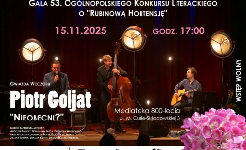Plakat zapraszający na galę 53. Ogólnopolskiego Konkursu Literackiego o „Rubinową Hortensję”. Grafika przedstawia scenę koncertową z trzema muzykami występującymi na żywo, oświetloną dużymi, studyjnymi lampami na tle ciemnoczerwonej kurtyny. Po lewej stronie widoczny jest wokalista trzymający mikrofon, pośrodku muzyk grający na kontrabasie, a po prawej gitarzysta siedzący z instrumentem. Na plakacie umieszczono informacje o wydarzeniu: data 15 listopada 2025 roku, godzina 17:00, miejsce Mediateka 800-lecia przy ulicy Marii Curie-Skłodowskiej 3 w Piotrkowie Trybunalskim oraz informację o wolnym wstępie. Wskazano gwiazdę wieczoru – Piotra Goljata – oraz tytuł koncertu „Nieobecni?”. W dolnej części plakatu znajduje się dekoracyjna grafika różowych hortensji odbijających się w wodzie oraz logotypy instytucji organizujących wydarzenie.
