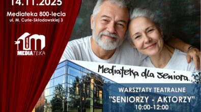 Plakat promujący wydarzenie „Mediateka dla Seniora”. Po prawej stronie widoczna jest para uśmiechniętych seniorów – kobieta i mężczyzna w jasnych koszulkach, siedzący blisko siebie na tle ciemnego, studyjnego tła. Po lewej stronie plakatu znajduje się czerwona teatralna kurtyna oraz informacje tekstowe: data 14.11.2025, miejsce Mediateka 800-lecia przy ul. Marii Curie-Skłodowskiej 3 w Piotrkowie Trybunalskim. W dolnej części plakatu widoczna jest fotografia nowoczesnego budynku Mediateki 800-lecia z przeszkloną fasadą. Na grafice umieszczono napis „Warsztaty teatralne Seniorzy – Aktorzy”, godzinę 10:00–12:00 oraz informację o zapisach pod numerem telefonu 502 419 334. W górnym rogu widoczne są logotypy Piotrkowa Trybunalskiego oraz Biblioteki w Piotrkowie Trybunalskim.