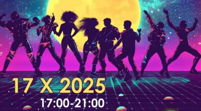 Plakat wydarzenia „Silent Disco” organizowanego w ramach Nocy Bibliotek, przedstawiający sylwetki tańczących osób na tle dużego, żółtego księżyca i kolorowej, kosmicznej scenerii. Na grafice podano datę 17 października 2025 roku, godziny wydarzenia 17.00–21.00 oraz informację, że jest to cicha dyskoteka z bezprzewodowymi słuchawkami odbywająca się w Mediatece 800-lecia przy ul. Marii Curie-Skłodowskiej 3 w Piotrkowie Trybunalskim.