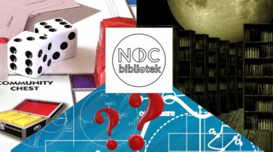 Grafika promująca Noc Bibliotek z centralnie umieszczonym logo „NDC bibliotek” oraz czerwonymi znakami zapytania na tle motywów związanych z wiedzą i rozrywką. Po lewej stronie widoczne są elementy gry planszowej z kostkami i kartami, a po prawej regały z książkami na tle dużego księżyca. W dolnej części grafiki znajdują się schematy naukowe oraz logotypy Miasta Piotrkowa Trybunalskiego, Biblioteki w Piotrkowie Trybunalskim i Mediateki.