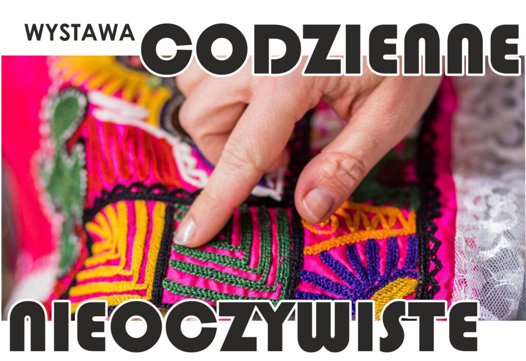 Na grafice znajduje się plakat zapowiadający wystawę „Codzienne nieoczywiste. Ślady dłoni z Azji Środkowej”. W centralnej części widoczna jest fotografia przedstawiająca fragment kolorowej tkaniny z bogatym haftem oraz dłoń wskazującą detale wzoru. Poniżej podano termin prezentacji wystawy: od 4 marca do 28 kwietnia 2026 roku. Na plakacie znajduje się również informacja o wernisażu, który odbędzie się 7 marca 2026 roku (sobota) o godzinie 16:00 w Mediatece 800-lecia w Piotrkowie Trybunalskim (I piętro). W dolnej części widoczne są logotypy instytucji współorganizujących wydarzenie.