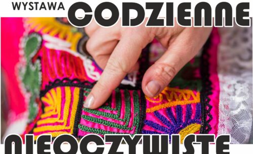 Na grafice znajduje się plakat zapowiadający wystawę „Codzienne nieoczywiste. Ślady dłoni z Azji Środkowej”. W centralnej części widoczna jest fotografia przedstawiająca fragment kolorowej tkaniny z bogatym haftem oraz dłoń wskazującą detale wzoru. Poniżej podano termin prezentacji wystawy: od 4 marca do 28 kwietnia 2026 roku. Na plakacie znajduje się również informacja o wernisażu, który odbędzie się 7 marca 2026 roku (sobota) o godzinie 16:00 w Mediatece 800-lecia w Piotrkowie Trybunalskim (I piętro). W dolnej części widoczne są logotypy instytucji współorganizujących wydarzenie.