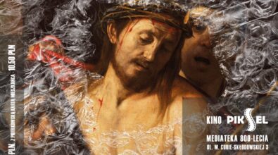Plakat filmu „Caravaggio. Na tropie arcydzieła” zapowiadający pokaz w Kinie Piksel w Mediatece 800-lecia. Na grafice widoczny jest fragment obrazu przedstawiającego ukoronowanego cierniem Chrystusa, utrzymany w ciemnej, dramatycznej tonacji. Nad wizerunkiem znajduje się hasło „Prawdziwa historia, która wstrząsnęła rynkiem sztuki” oraz oznaczenie wiekowe 15+. W dolnej części plakatu podano datę seansu 20.02.2026, godzinę 18:00 oraz adres Mediateki przy ul. M. Curie-Skłodowskiej 3 w Piotrkowie Trybunalskim.