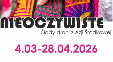 Na grafice znajduje się plakat zapowiadający wystawę „Codzienne nieoczywiste. Ślady dłoni z Azji Środkowej”. W centralnej części widoczna jest fotografia przedstawiająca fragment kolorowej tkaniny z bogatym haftem oraz dłoń wskazującą detale wzoru. Poniżej podano termin prezentacji wystawy: od 4 marca do 28 kwietnia 2026 roku. Na plakacie znajduje się również informacja o wernisażu, który odbędzie się 7 marca 2026 roku (sobota) o godzinie 16:00 w Mediatece 800-lecia w Piotrkowie Trybunalskim (I piętro). W dolnej części widoczne są logotypy instytucji współorganizujących wydarzenie.