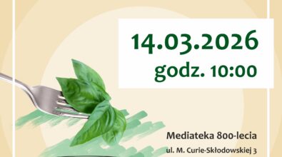 Na grafice znajduje się plakat informujący o warsztatach familijnych „EkoDIETA”. W centralnej części widnieje nazwa wydarzenia oraz termin spotkania – 14 marca 2026 roku o godzinie 10:00. Warsztaty odbędą się w Mediatece 800-lecia przy ul. M. Curie-Skłodowskiej 3 w Piotrkowie Trybunalskim. Na plakacie zamieszczono również informację o zapisach pod numerem telefonu 502 419 516 oraz o możliwości uzyskania szczegółów na stronie biblioteka.piotrkow.pl. Grafika zawiera także logotyp EkoTEKA oraz logotypy instytucji współorganizujących i wspierających wydarzenie. Elementy graficzne przedstawiają widelec z zielonymi liśćmi bazylii oraz talerz, co nawiązuje do tematyki zdrowego i ekologicznego odżywiania.