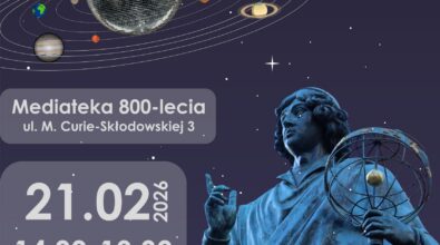 Plakat promuje wydarzenie „Wielka Feta u Kopernika”, które odbędzie się w Mediatece 800-lecia przy ul. M. Curie-Skłodowskiej 3 w Piotrkowie Trybunalskim. Na grafice widoczna jest postać Mikołaja Kopernika trzymającego model sfery armilarnej, a nad nim przedstawiono układ planet krążących wokół dużej kuli przypominającej dyskotekową kulę, na tle rozgwieżdżonego nieba. Wydarzenie zaplanowano na 21 lutego 2026 roku w godzinach 14:00–19:30. Na plakacie znajduje się informacja o stronie internetowej z dodatkowymi szczegółami oraz kod QR, a także logotypy organizatorów i partnerów.