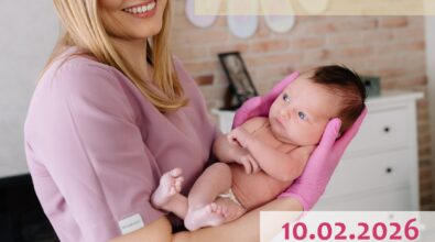 Grafika promująca spotkanie pod hasłem „Świadome rodzicielstwo”. Na zdjęciu widoczna jest uśmiechnięta kobieta w różowym stroju medycznym i rękawiczkach, trzymająca na rękach noworodka, w jasnym, przyjaznym wnętrzu. Na grafice umieszczono informacje tekstowe: „Spotkanie z położną Aleksandrą Krzysztofik”, data 10.02.2026, godzina 17:00–19:00 oraz informację o zapisach pod numerem telefonu 502 419 334. W dolnej części widoczny jest napis „Mediateka 800-lecia w Piotrkowie Trybunalskim” oraz logotypy Miasta Piotrkowa Trybunalskiego, Biblioteki w Piotrkowie Trybunalskim i Mediateki.