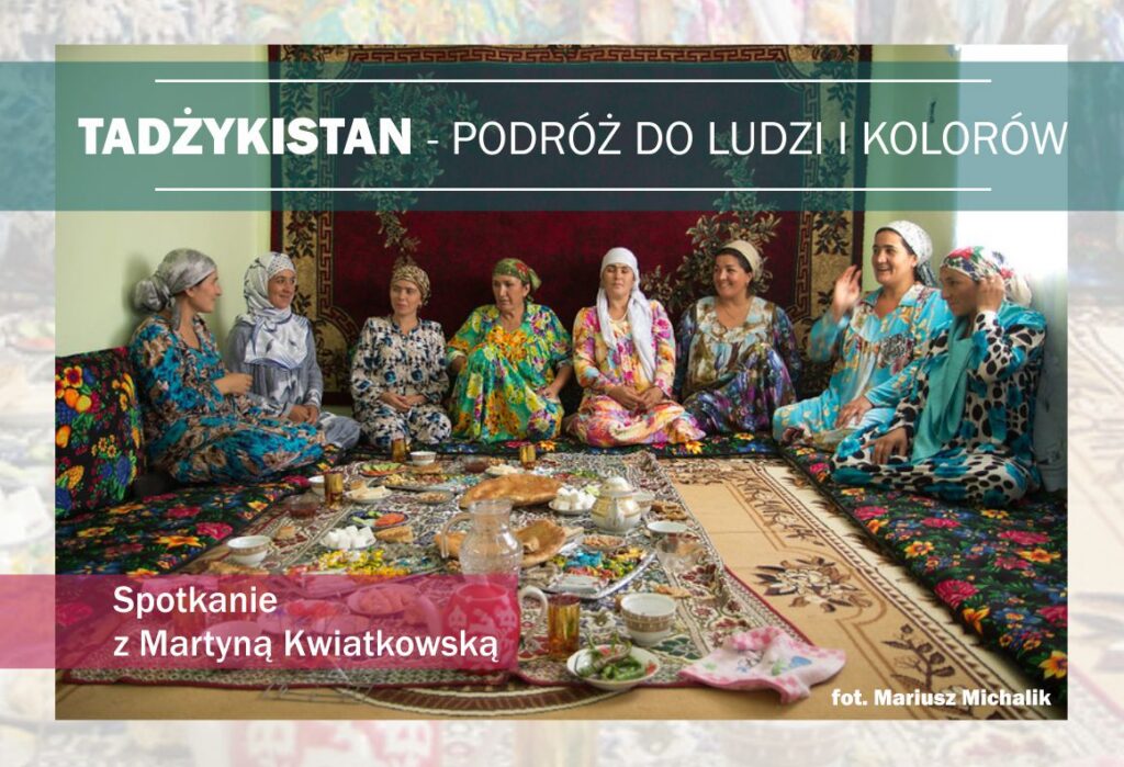 Plakat informuje o spotkaniu w ramach Klubu Podróżnika organizowanym przez Mediatekę 800-lecia w Piotrkowie Trybunalskim. W centralnej części widnieje tytuł „Tadżykistan – podróż do ludzi i kolorów” oraz zapowiedź spotkania z Martyną Kwiatkowską. Na zdjęciu wykorzystanym w grafice widoczna jest grupa kobiet siedzących na podłodze przy wspólnym posiłku, ubranych w barwne, tradycyjne stroje, na tle ozdobnego, czerwonego kilimu. Na plakacie podano datę wydarzenia 26 lutego 2026 roku o godzinie 18:00 oraz informację o bezpłatnym wstępie.