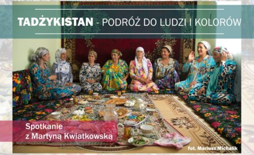 Plakat informuje o spotkaniu w ramach Klubu Podróżnika organizowanym przez Mediatekę 800-lecia w Piotrkowie Trybunalskim. W centralnej części widnieje tytuł „Tadżykistan – podróż do ludzi i kolorów” oraz zapowiedź spotkania z Martyną Kwiatkowską. Na zdjęciu wykorzystanym w grafice widoczna jest grupa kobiet siedzących na podłodze przy wspólnym posiłku, ubranych w barwne, tradycyjne stroje, na tle ozdobnego, czerwonego kilimu. Na plakacie podano datę wydarzenia 26 lutego 2026 roku o godzinie 18:00 oraz informację o bezpłatnym wstępie.