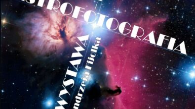 Plakat promujący wystawę astrofotografii Andrzeja Flijołka pod tytułem „Astrofotografia – moja pasja”, która odbędzie się w Mediatece 800-lecia w Piotrkowie Trybunalskim w dniach 4–29 sierpnia 2025 roku. Tło plakatu stanowi kolorowe zdjęcie kosmosu z widocznymi gwiazdami, mgławicami i rozświetlonymi obłokami gazu. Tekst umieszczony jest w dynamicznym układzie pod różnymi kątami, co nadaje całości nowoczesny charakter. Na dole plakatu znajdują się logotypy organizatorów oraz partnerów wydarzenia.