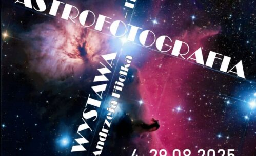 Plakat promujący wystawę astrofotografii Andrzeja Flijołka pod tytułem „Astrofotografia – moja pasja”, która odbędzie się w Mediatece 800-lecia w Piotrkowie Trybunalskim w dniach 4–29 sierpnia 2025 roku. Tło plakatu stanowi kolorowe zdjęcie kosmosu z widocznymi gwiazdami, mgławicami i rozświetlonymi obłokami gazu. Tekst umieszczony jest w dynamicznym układzie pod różnymi kątami, co nadaje całości nowoczesny charakter. Na dole plakatu znajdują się logotypy organizatorów oraz partnerów wydarzenia.