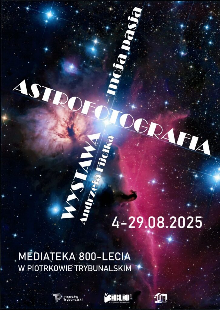 Plakat promujący wystawę astrofotografii Andrzeja Flijołka pod tytułem „Astrofotografia – moja pasja”, która odbędzie się w Mediatece 800-lecia w Piotrkowie Trybunalskim w dniach 4–29 sierpnia 2025 roku. Tło plakatu stanowi kolorowe zdjęcie kosmosu z widocznymi gwiazdami, mgławicami i rozświetlonymi obłokami gazu. Tekst umieszczony jest w dynamicznym układzie pod różnymi kątami, co nadaje całości nowoczesny charakter. Na dole plakatu znajdują się logotypy organizatorów oraz partnerów wydarzenia.