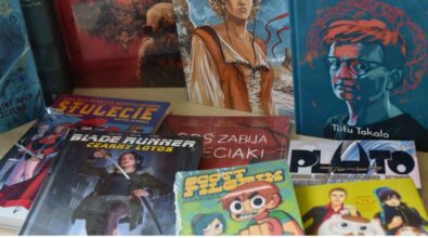 Na zdjęciu widoczna jest kolekcja różnorodnych komiksów i powieści graficznych ułożonych na wystawie w bibliotece. W centralnej części znajdują się takie tytuły jak Memento Mori autorstwa Tiitu Takalo, Blade Runner: Czarny Lotos, a także komiks Scott Pilgrim z kolorową, dynamiczną okładką. W tle widoczne są inne powieści graficzne, w tym Stulecie Kevina O’Neilla oraz Pluto. W lewym dolnym rogu znajduje się książka Ktoś zabija dzieciaki. Na dole zdjęcia umieszczono logotypy Narodowego Programu Rozwoju Czytelnictwa 2.0, Ministerstwa Kultury i Dziedzictwa Narodowego oraz Biblioteki Narodowej, podkreślające wsparcie programu w latach 2021–2025.