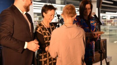 Prezydent miasta wraz z dyrektorką Miejskiej Biblioteki i kierownikiem działu Animacji i Promocji wręczają laureatom dyplomy i nagrody.